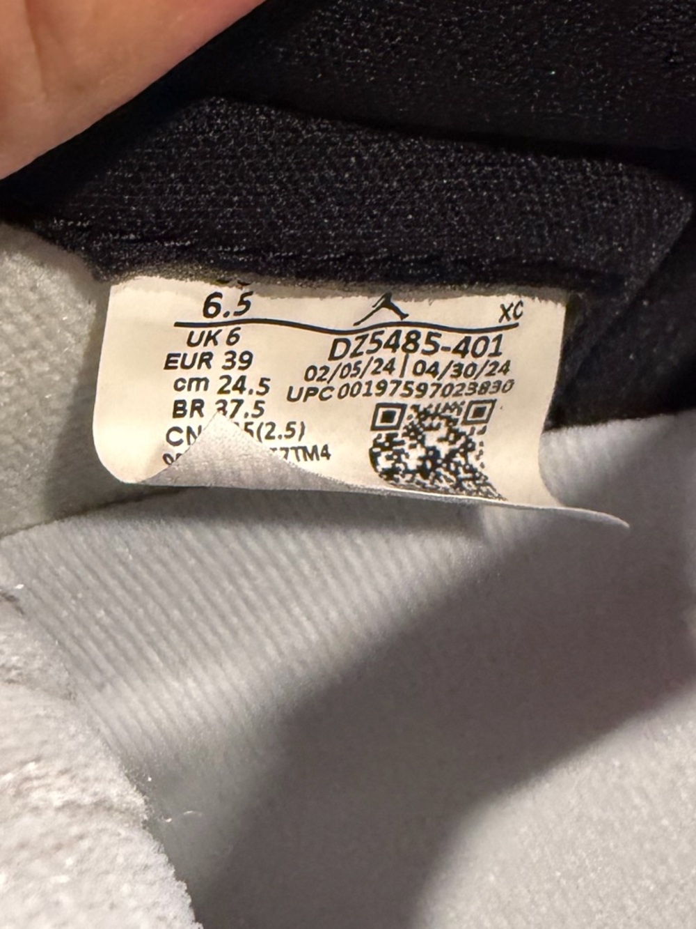 Air Jordan 1 High OG 'Black and Gold' size 6.5Y - Picture 10 of 11